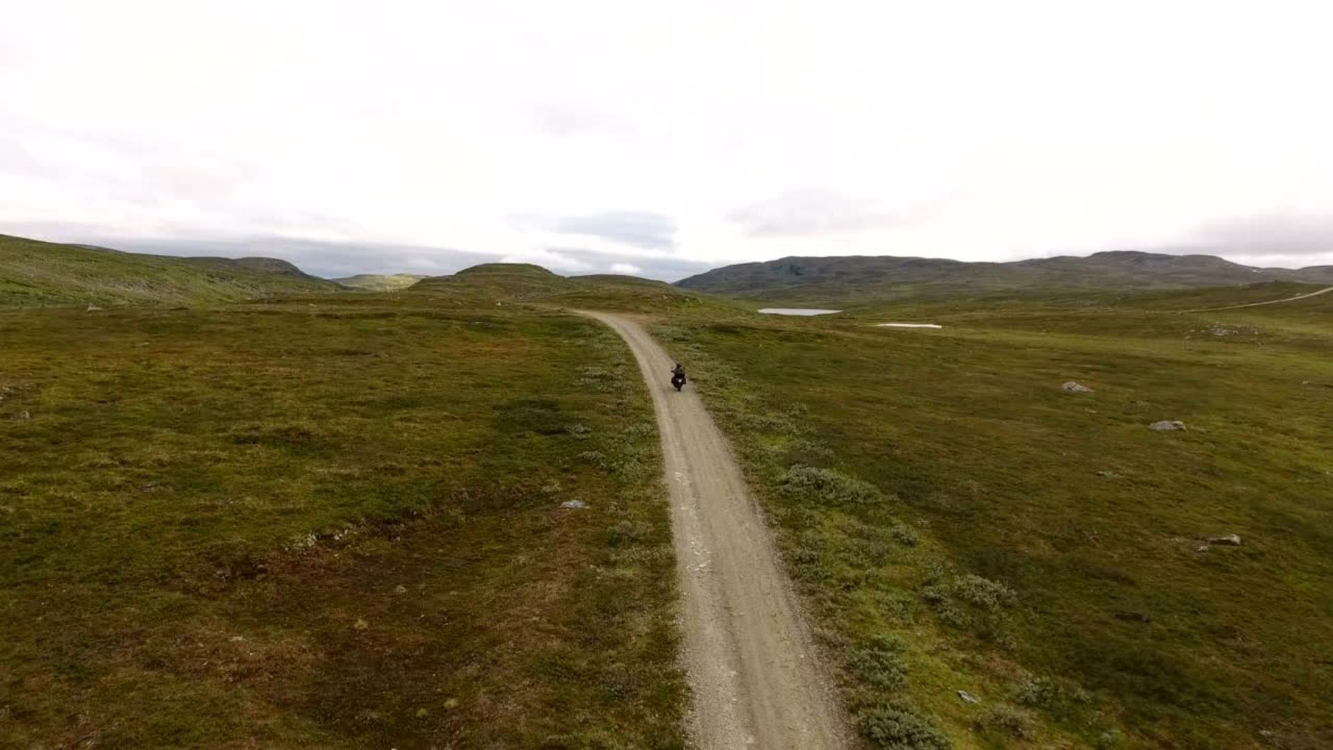 Quel drone choisir pour se filmer à moto trail ? - Adventure Moto
