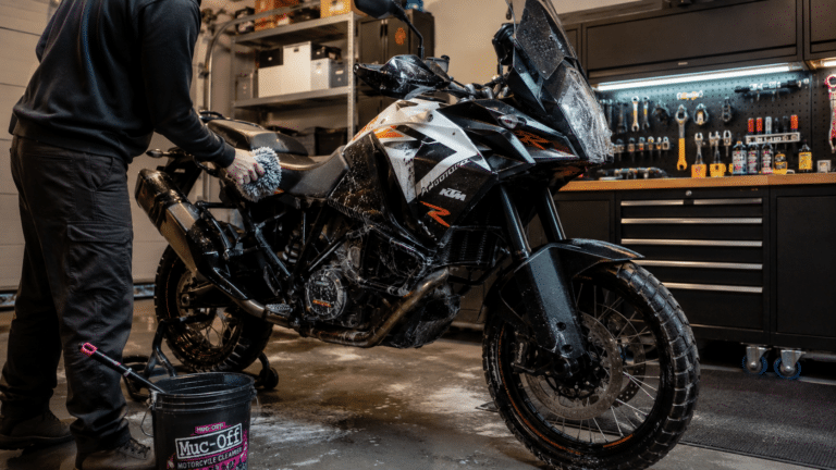 Illustration entretien moto trail