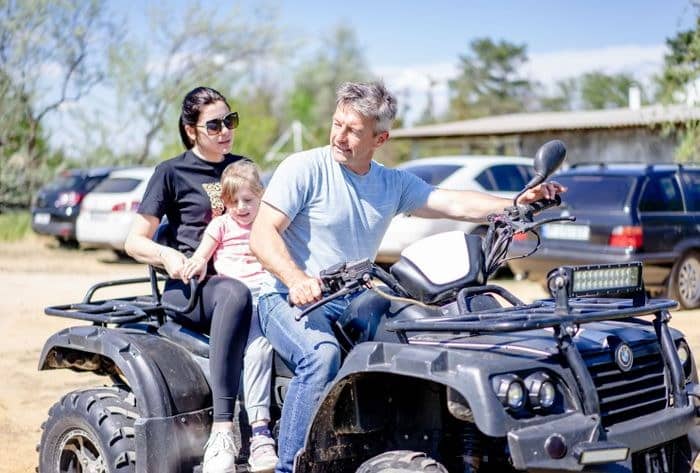 Quad et moto d'aventure préparés avant un départ sur les chemins
