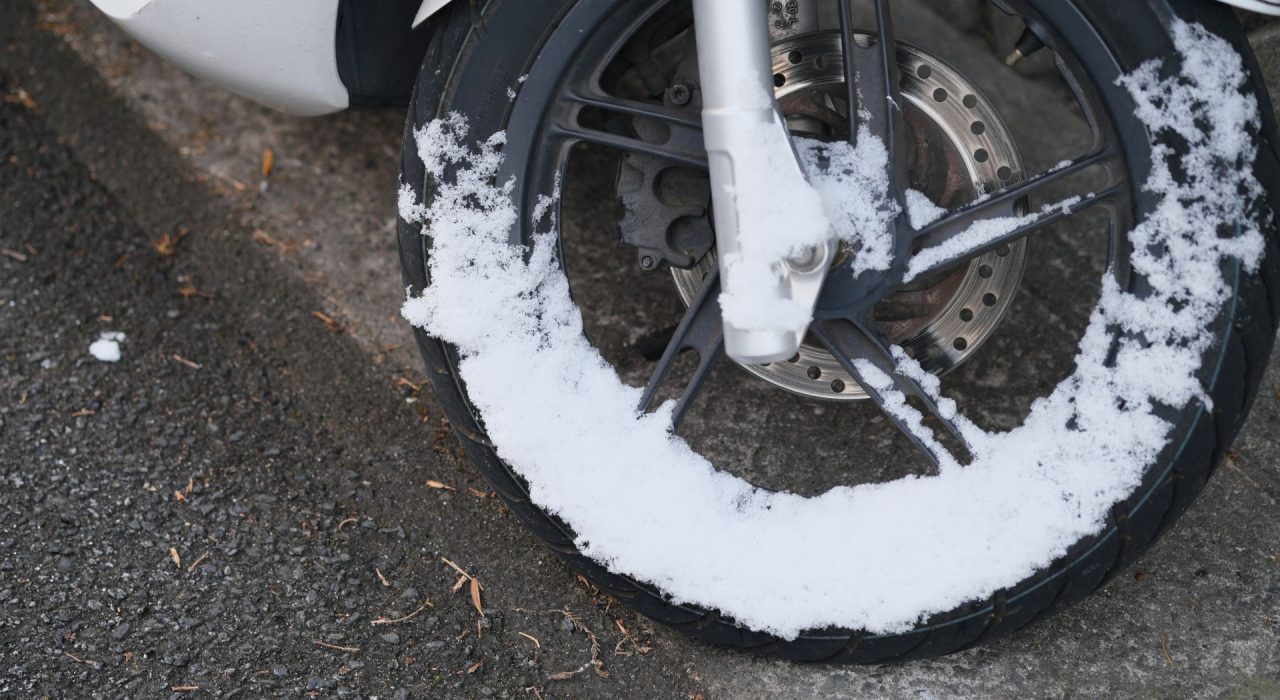 pneu moto hiver